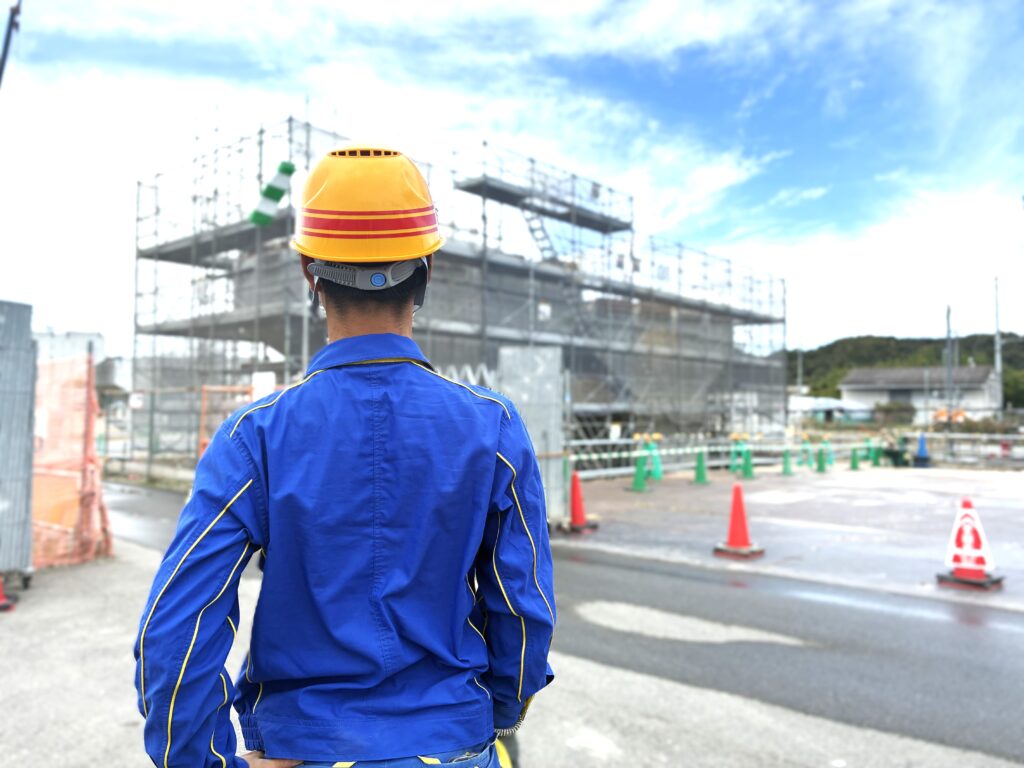 中井土木スタッフが工事現場を見て、未来の完成を思い浮かべている